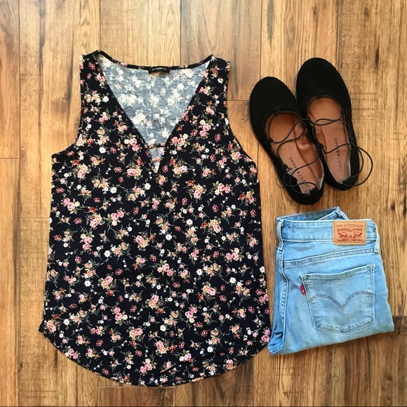 🛍3 For $25🛍 Dynamite Floral Tank - Picture 2 of 5